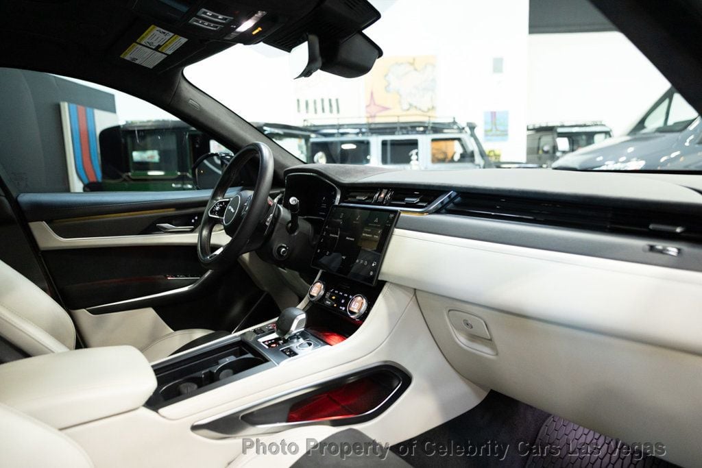 2023 Jaguar F-PACE SVR photo 32