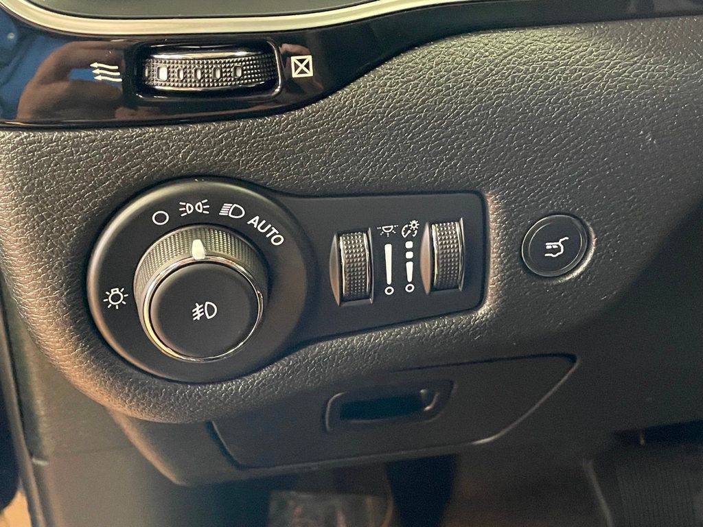 2023 Jeep Cherokee Altitude Lux photo 17