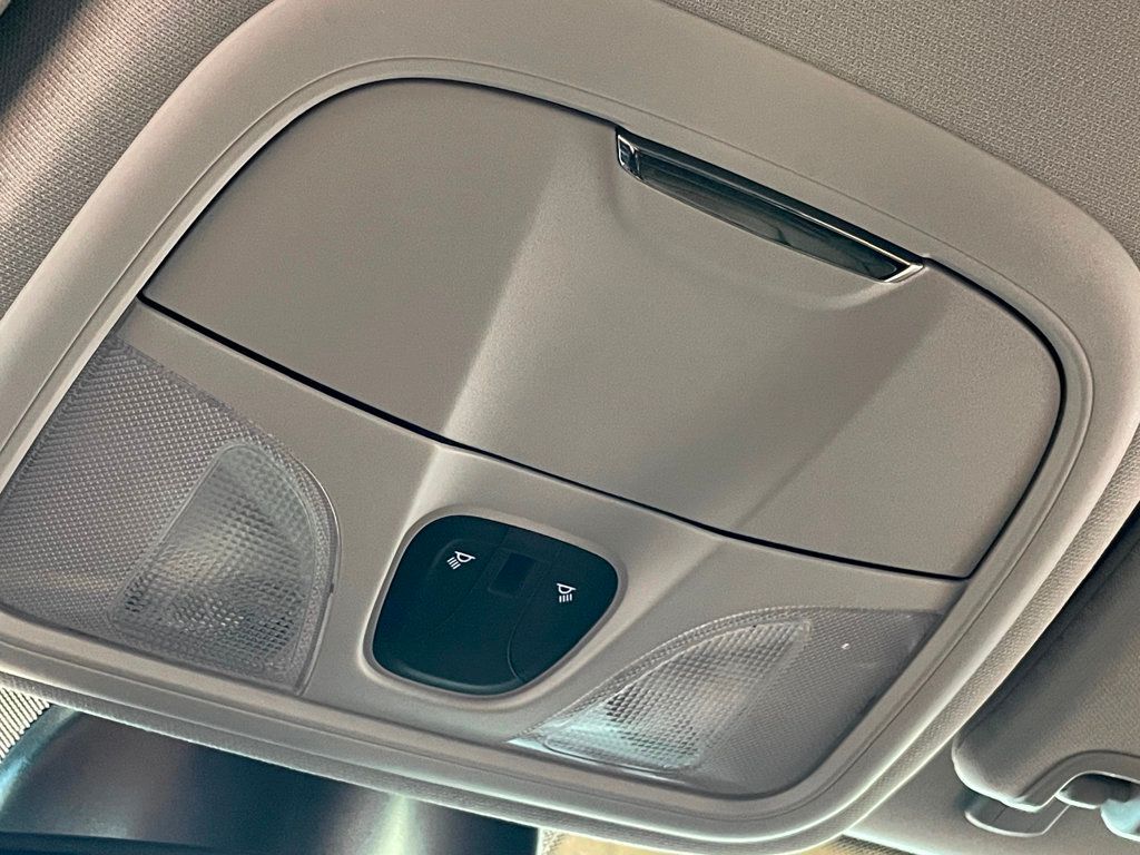 2023 Jeep Cherokee Altitude Lux photo 30
