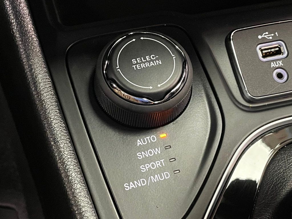2023 Jeep Cherokee Altitude Lux photo 37