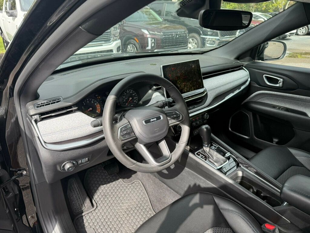 2023 Jeep Compass Latitude Lux photo 3