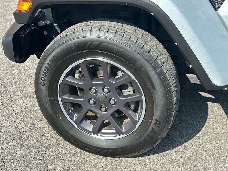 2023 Jeep Gladiator Overland 4x4 - 23042301 - 11