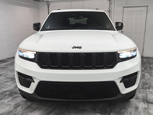 2023 Jeep Grand Cherokee Altitude photo 2