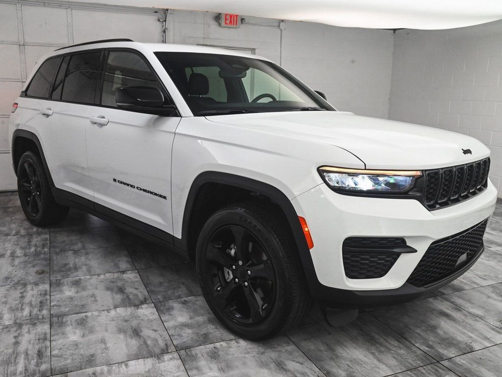 2023 Jeep Grand Cherokee Altitude photo 2