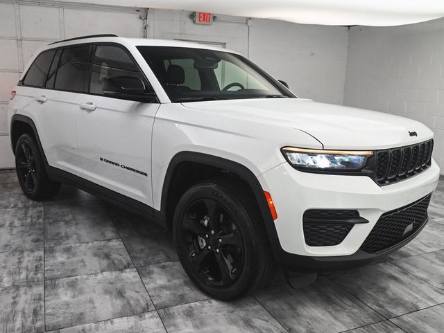 2023 Jeep Grand Cherokee Altitude photo 3