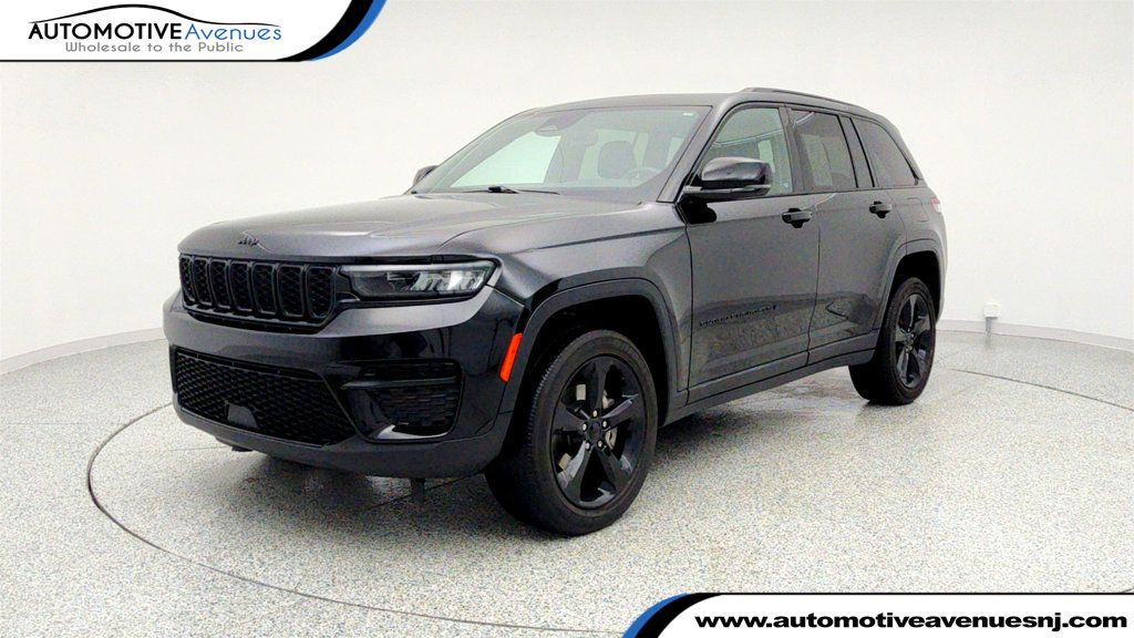 2023 Jeep Grand Cherokee Altitude X 4x4 with 20'' Gloss Black Painted Aluminum Wheels - 22960987 | Video 1