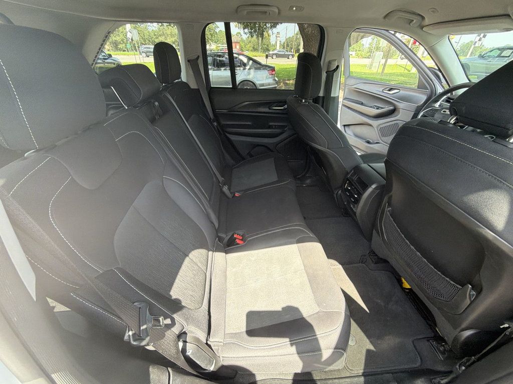 Jeep Grand Cherokee LAREDO photo 21