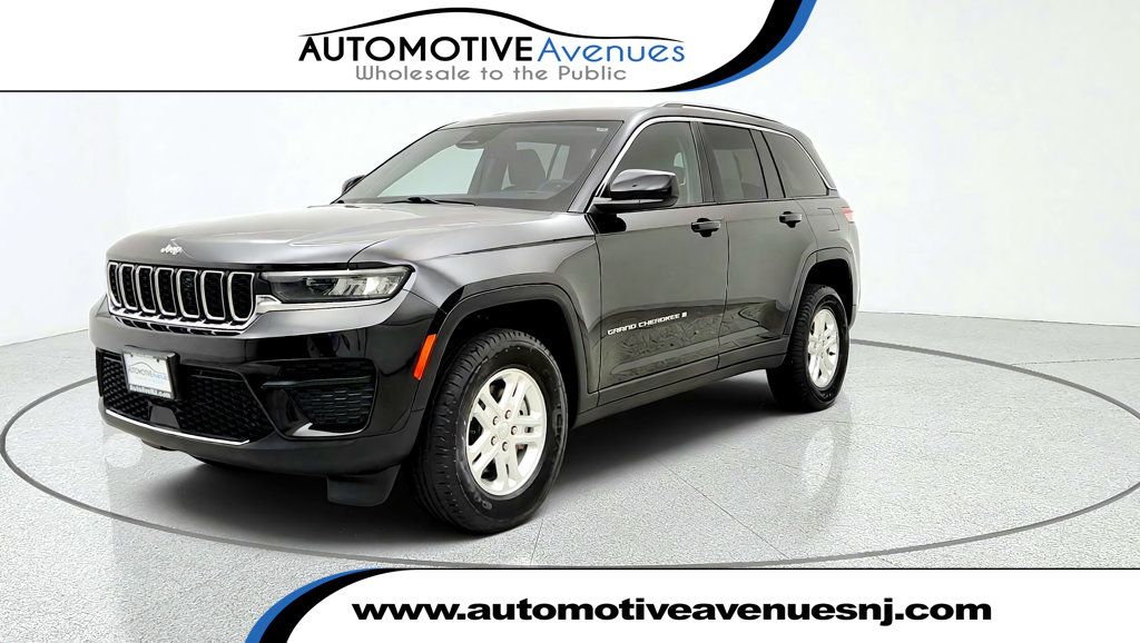 2023 Jeep Grand Cherokee Laredo 4x4 w/ Luxury Tech Group & Sunroof - 23086649 | Video 1