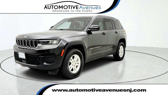 2023 Jeep Grand Cherokee Laredo 4x4 w/ Luxury Tech Group & Sunroof - 23086649 - 0