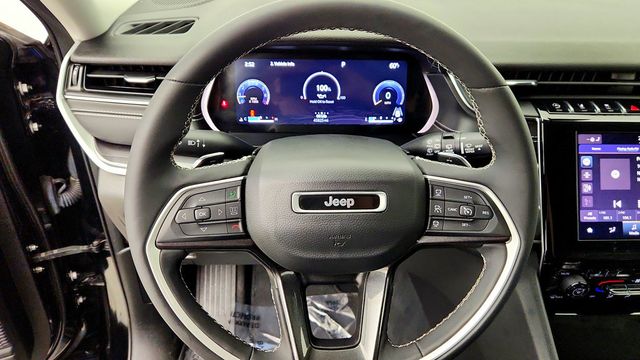 2023 Jeep Grand Cherokee Laredo 4x4 w/ Luxury Tech Group & Sunroof - 23086649 - 13
