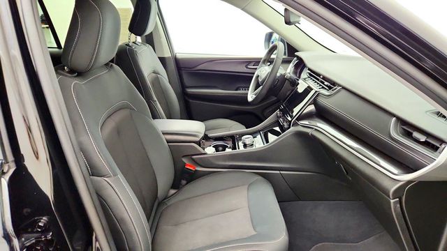 2023 Jeep Grand Cherokee Laredo 4x4 w/ Luxury Tech Group & Sunroof - 23086649 - 22