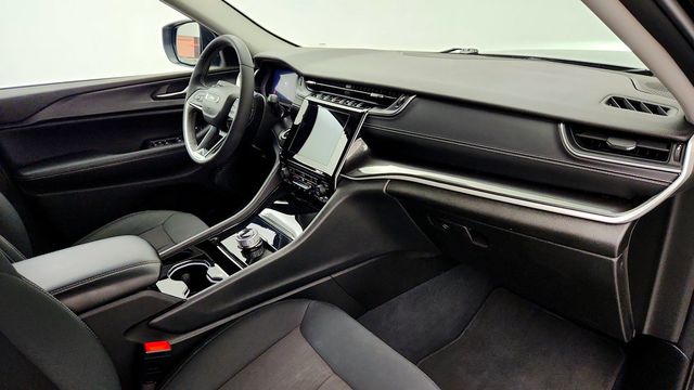 2023 Jeep Grand Cherokee Laredo 4x4 w/ Luxury Tech Group & Sunroof - 23086649 - 23