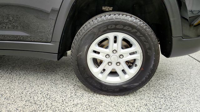 2023 Jeep Grand Cherokee Laredo 4x4 w/ Luxury Tech Group & Sunroof - 23086649 - 8
