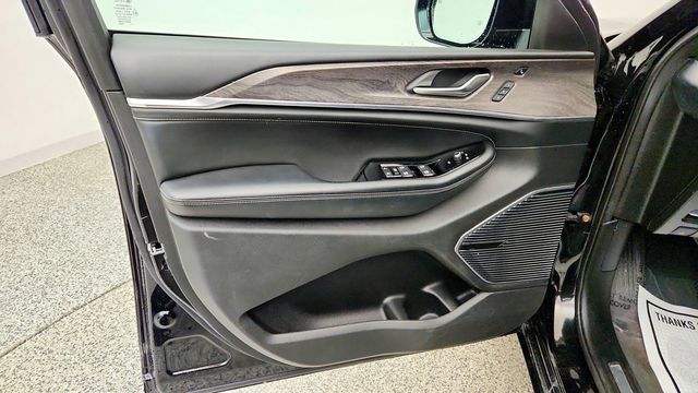 2023 Jeep Grand Cherokee Overland 4x4 w/ Luxury Tech IV & 19-Speaker Audio - 23100485 - 10