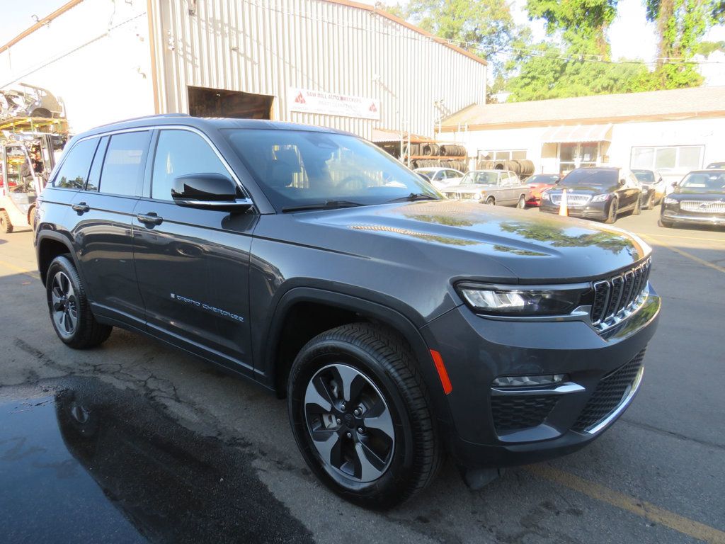 2023 Jeep Cherokee 4xe photo 3