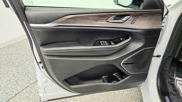 2023 Jeep Grand Cherokee 4xe Overland 4x4 with Advanced ProTech III & Luxury Tech IV Groups - 22959771 - 10