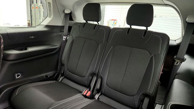 2023 Jeep Grand Cherokee L Laredo 4x4 with Luxury Tech Group I and Power Sunroof - 22948606 - 19