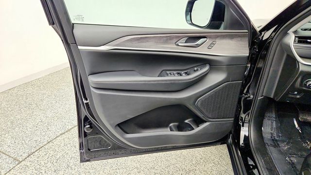 2023 Jeep Grand Cherokee L Limited 4x4 w/ Dual-Pane Sunroof, Tow Prep Group & 18'' Wheels - 23085977 - 10