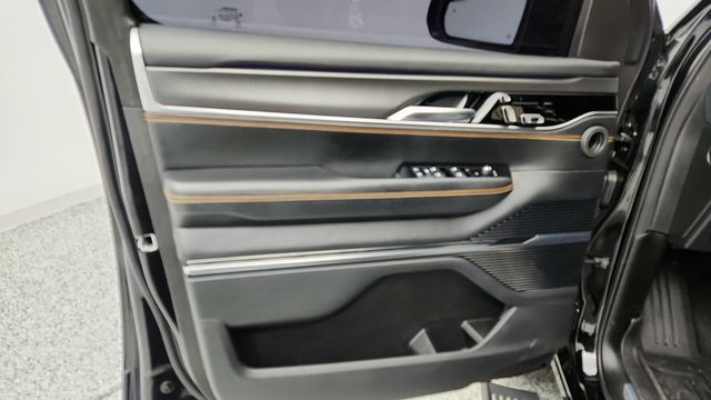 2023 Jeep Grand Wagoneer Series III Obsidian 4x4 with Heavy Duty Trailer Tow Package - 22953815 - 10