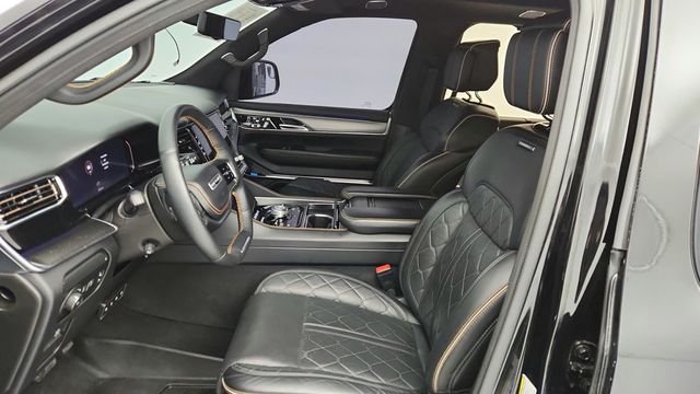 2023 Jeep Grand Wagoneer Series III Obsidian 4x4 with Heavy Duty Trailer Tow Package - 22953815 - 18