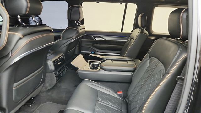 2023 Jeep Grand Wagoneer Series III Obsidian 4x4 with Heavy Duty Trailer Tow Package - 22953815 - 19