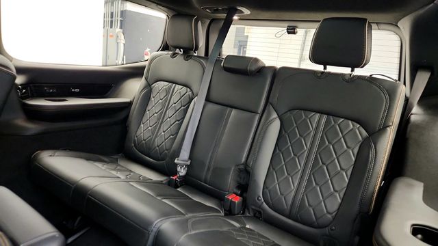 2023 Jeep Grand Wagoneer Series III Obsidian 4x4 with Heavy Duty Trailer Tow Package - 22953815 - 20