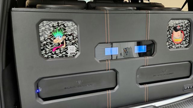 2023 Jeep Grand Wagoneer Series III Obsidian 4x4 with Heavy Duty Trailer Tow Package - 22953815 - 22