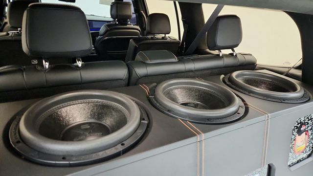 2023 Jeep Grand Wagoneer Series III Obsidian 4x4 with Heavy Duty Trailer Tow Package - 22953815 - 23