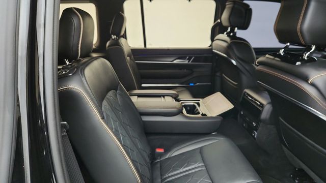 2023 Jeep Grand Wagoneer Series III Obsidian 4x4 with Heavy Duty Trailer Tow Package - 22953815 - 25