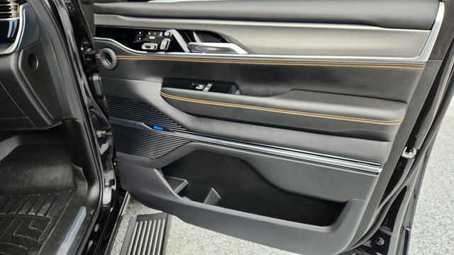 2023 Jeep Grand Wagoneer Series III Obsidian 4x4 with Heavy Duty Trailer Tow Package - 22953815 - 28