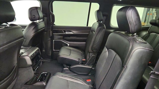 2023 Jeep Wagoneer Series II 4x4 with Premium Group & Seating for Seven - 22971711 - 19