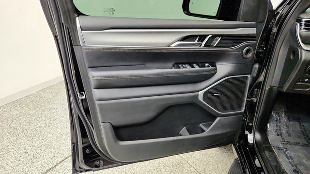 2023 Jeep Wagoneer Series II Carbide 4x4 w/ Tri-Pane Roof & Captain's Chairs - 23100353 - 10