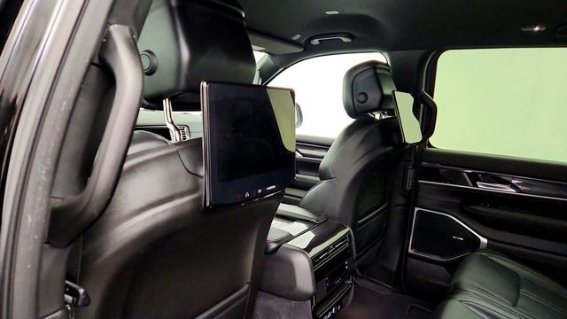 2023 Jeep Wagoneer L 4x4 w/ Rear-Seat Entertainment - 23097946 - 20