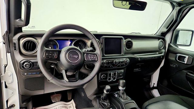 2023 Jeep Wrangler 4xe 4x4 w/ Sky One-Touch Top & Cold Weather Group - 23033202 - 11
