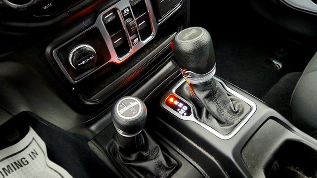 2023 Jeep Wrangler 4xe 4x4 w/ Sky One-Touch Top & Cold Weather Group - 23033202 - 15