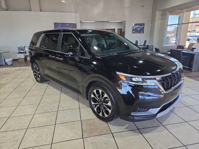 2023 Kia Carnival EX photo 2