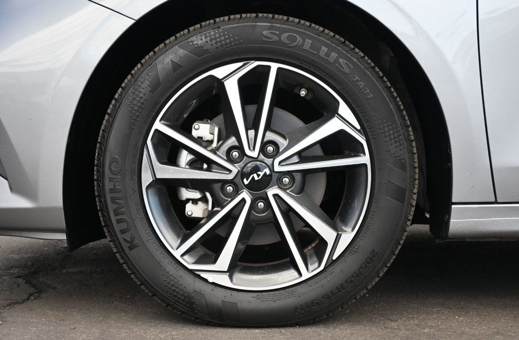 2023 Kia Forte LXS photo 3