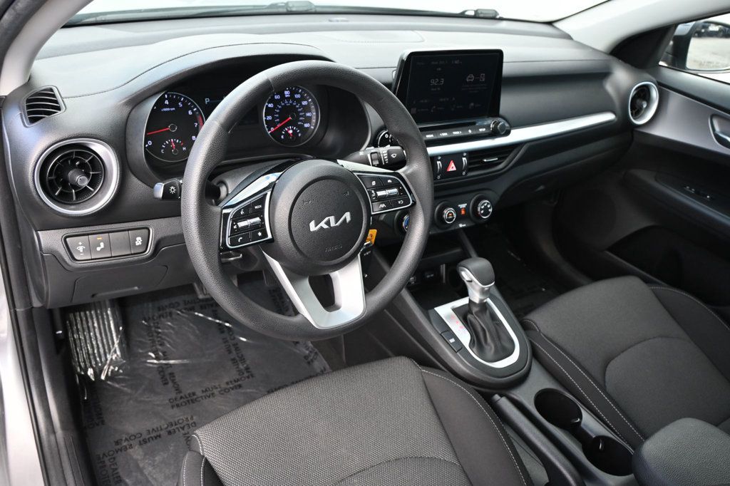 2023 Kia Forte LXS photo 4