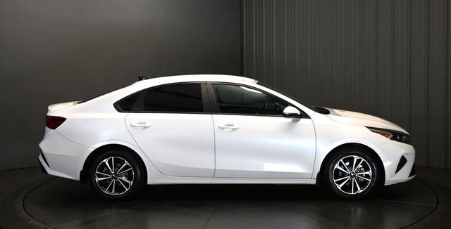 2023 Kia Forte LXS IVT - 23069680 - 3