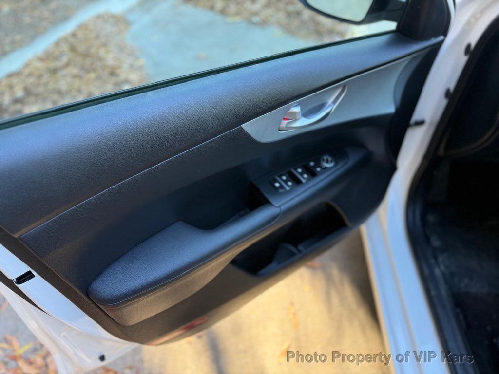 2023 Kia Forte LXS IVT - 22947047 - 12