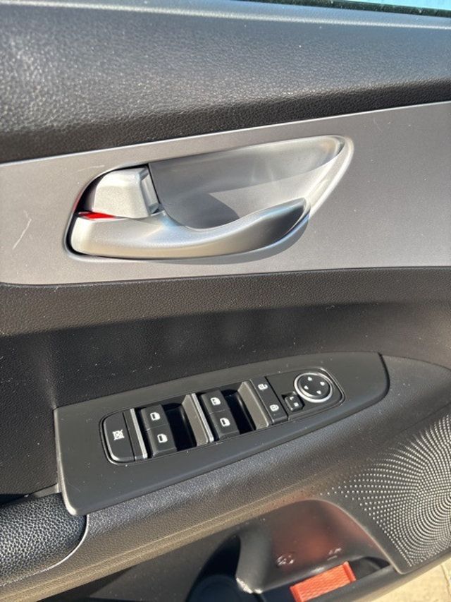 2023 Kia Forte LXS IVT - 22982188 - 8