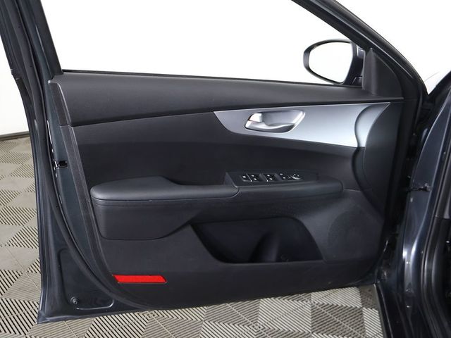 2023 Kia Forte LXS IVT - 23067648 - 19