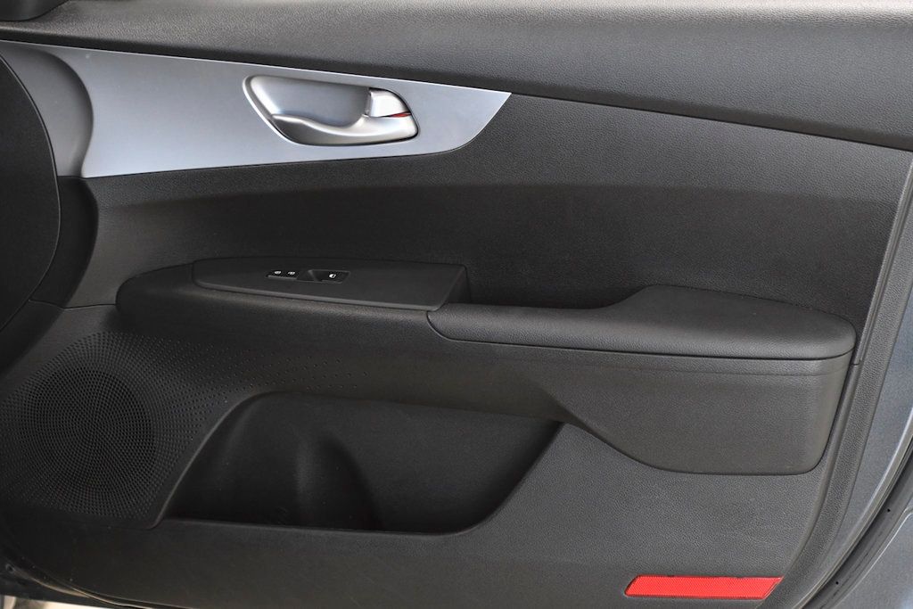 2023 Kia Forte LXS IVT - 22582451 - 17