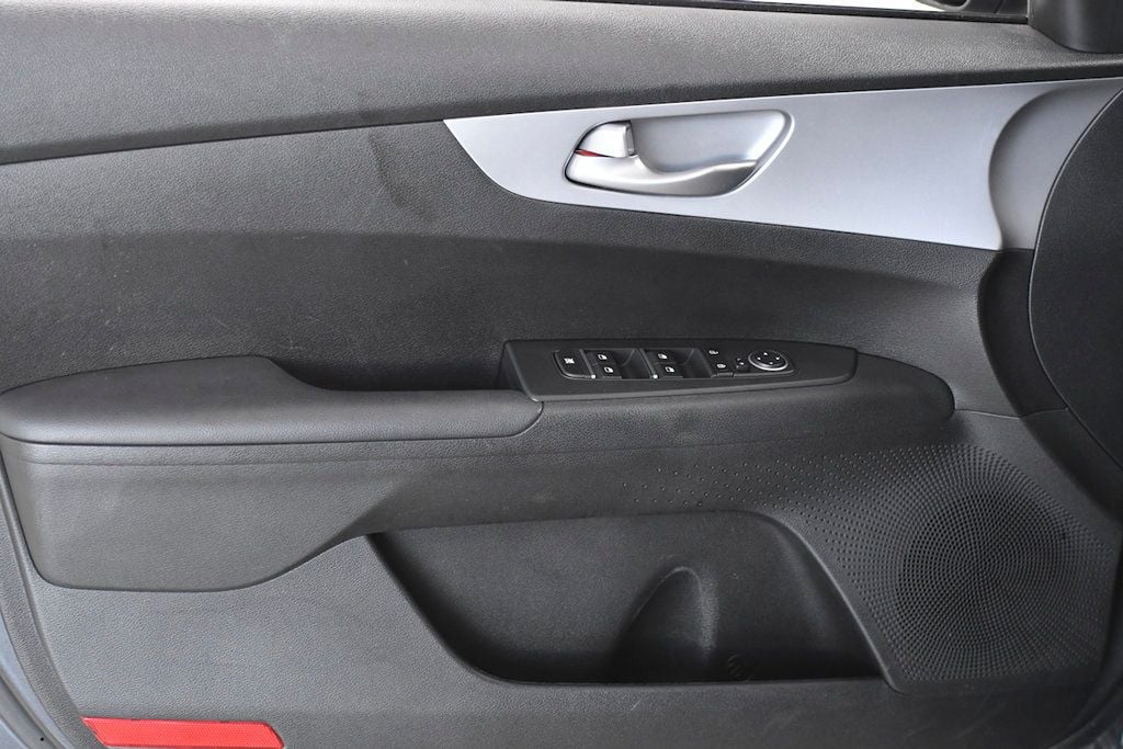 2023 Kia Forte LXS IVT - 22582451 - 8