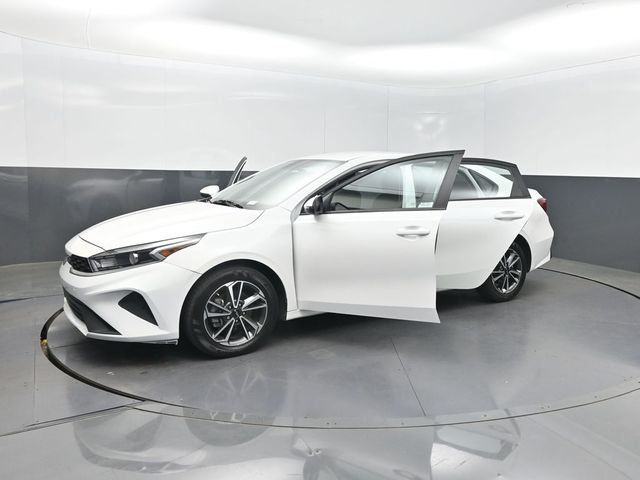 2023 Kia Forte LXS IVT - 23020556 - 32