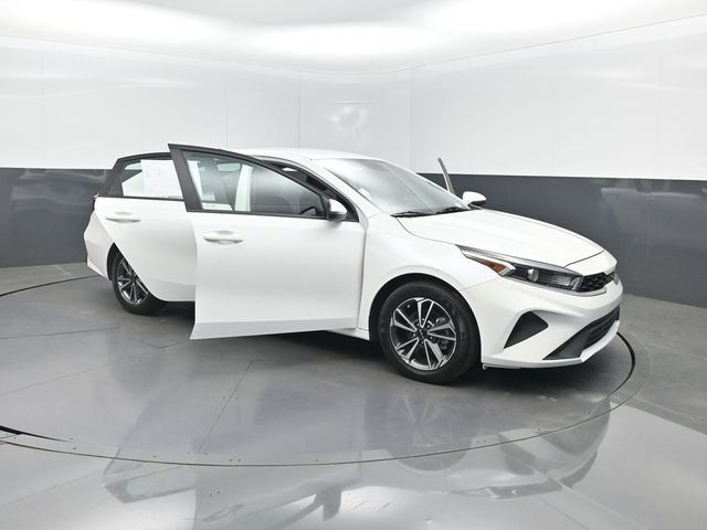 2023 Kia Forte LXS IVT - 23020556 - 34