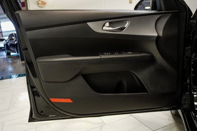 2023 Kia Forte LXS IVT - 22931838 - 18