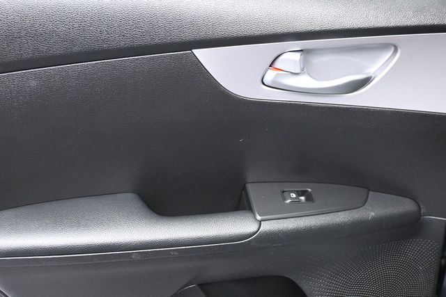 2023 Kia Forte LXS IVT - 23015238 - 13