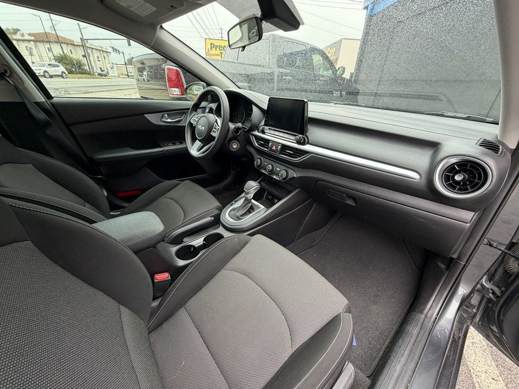2023 Kia Forte LXS IVT - 23031628 - 19