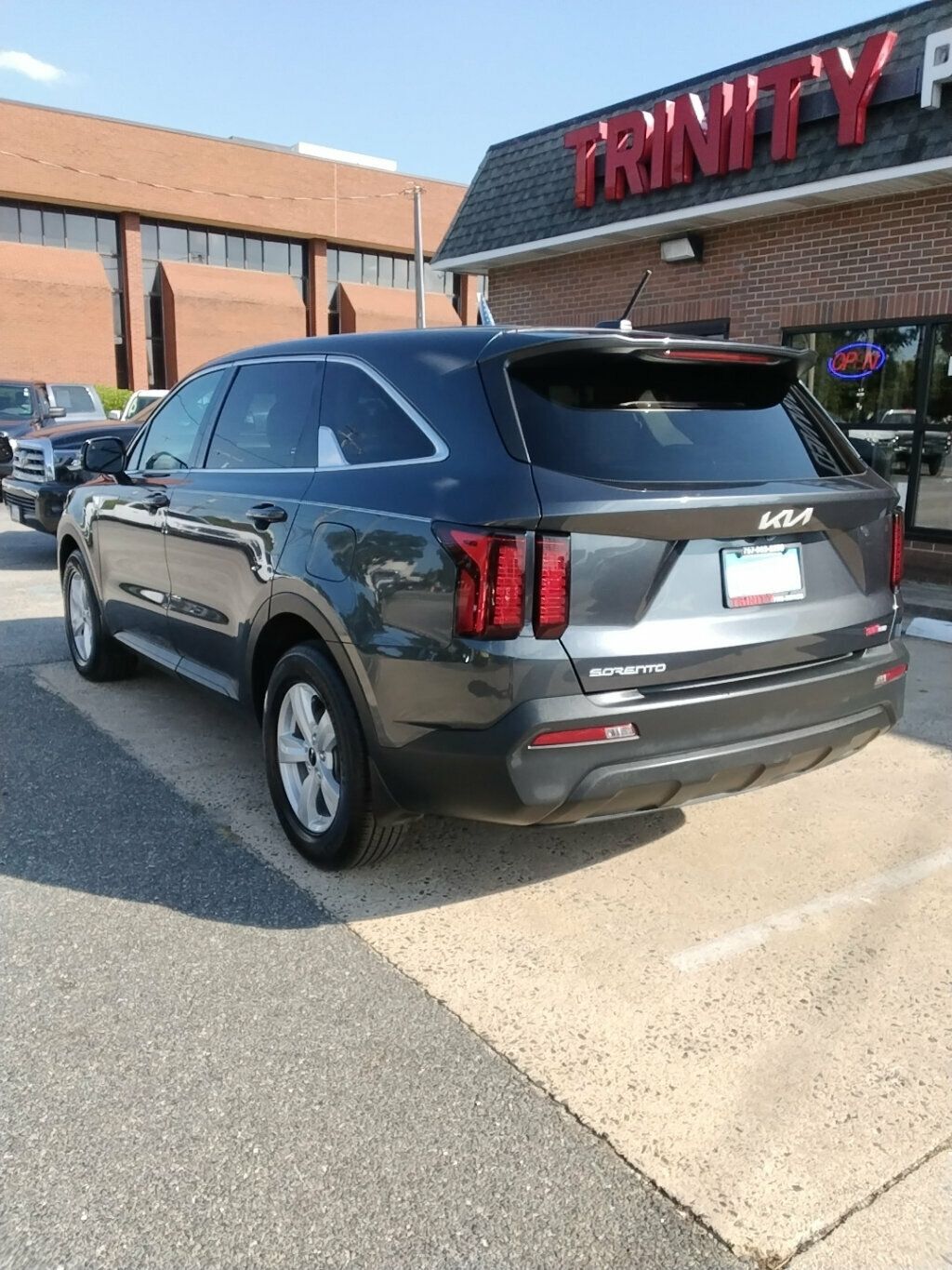 2023 Kia Sorento LX photo 2